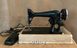 1946 Singer Heavy duty WORKS Sewing Machine case AG574076 quilting 66-16