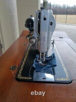 Beautiful Singer 15-91 heavy duty Sewing Machine, tested, working, attachments