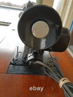 Beautiful Singer 15-91 heavy duty Sewing Machine, tested, working, attachments