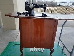 Beautiful Singer 15-91 heavy duty Sewing Machine, tested, working, attachments