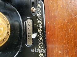 Beautiful Singer 15-91 heavy duty Sewing Machine, tested, working, attachments