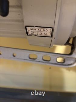Juki ddl-5550 sewing machine with table