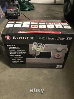 NEW SINGER 44S Heavy Duty Sewing Machine with 23 Built-In Stitches -UNOPENED