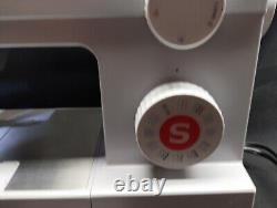 Nice Previoulsy Owned SINGER Model 5554 Heavy Duty Sewing Machine