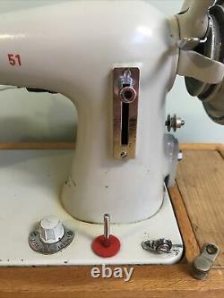 PFAFF 51 heavy duty electric sewing machine Vintage please see description