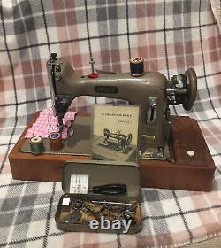 Pfaff Sewing Machine. Vintage Pfaff 30 Sewing Machine Heavy Duty