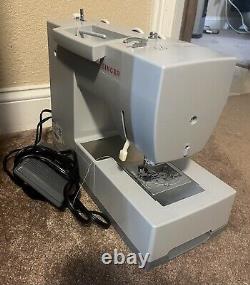 SINGER-4423-Heavy Duty Sewing Machine W Foot Pedal & Cover97 Stitch Applications