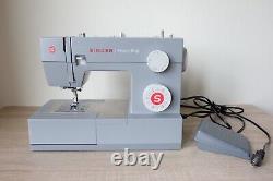 SINGER 4432 Heavy Duty Sewing Machine Briefly used Excellent Condition