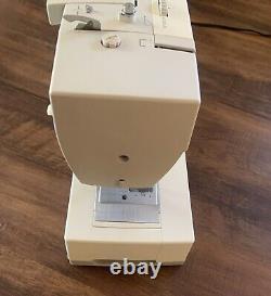 SINGER 5523 Scholastic Heavy Duty Sewing Machine Works Perfectly