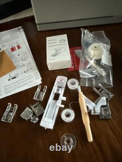 SINGER Heavy Duty 6700C Electronic Sewing Machine 411 Stitch Applications LCD