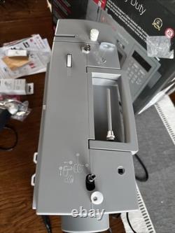 SINGER Heavy Duty 6700C Electronic Sewing Machine 411 Stitch Applications LCD