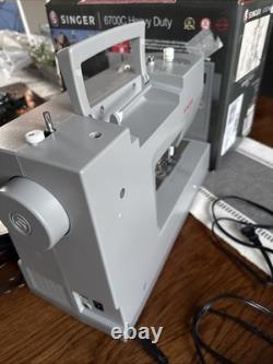 SINGER Heavy Duty 6700C Electronic Sewing Machine 411 Stitch Applications LCD