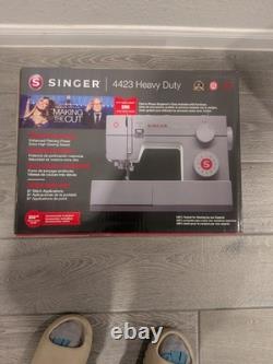 SINGER Heavy Duty Sewing Machine 4423 Built-In Stitches NEW? SHIPS FAST