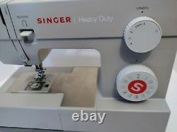 SINGER heavy duty 4423 PORTABLE Sewing Machine IN CARRYING CASE