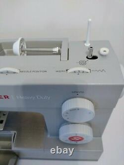 SINGER heavy duty 4423 PORTABLE Sewing Machine IN CARRYING CASE