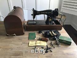 Singer 15-91 Heavy Duty Sewing Machine Gear Drive Wood Case With Extras Works