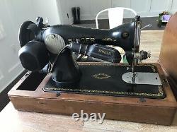 Singer 15-91 Heavy Duty Sewing Machine Gear Drive Wood Case With Extras Works