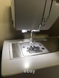 Singer 4423 Heavy Duty Home Sewing Machine for Parts or Repair