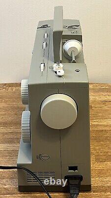 Singer Heavy Duty 4452 Sewing Machine With White Case