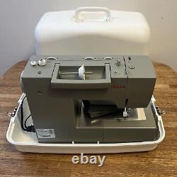 Singer Heavy Duty 4452 Sewing Machine With White Case