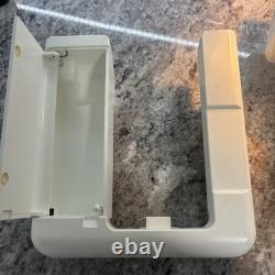 Singer Sewing Machine FM-22 C With Pedal, Zig Zag, Free Arm, Extras- Heavy Duty