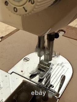 Vintage SeamMaster DeLuxe 711-B Zig Zag Sewing Machine WORKING with Pedal & Manual