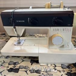 Vintage Singer Model 5528 Sewing Machine Metal, Heavy Duty! Free Arm, Zigzag