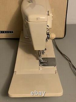 Vtg Singer 677G Flatbed Heavy Duty Sewing Machine + Attachments & Case TESTED